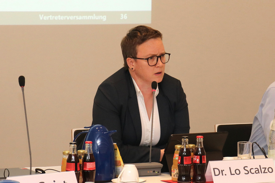 Dr. Jana Lo Scalzo, stellvertretende Vorstandsvorsitzende der KZV Berlin bei ihrem Vortrag