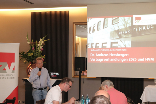 Zahnärzte im Dialog: Dr. Hessberger spricht zu Vertragsverhandungen 2025 mit Krankenkassen Dr. Hessberger, Vorstandsmitglied der KZV Berlin bei seinem Referat
