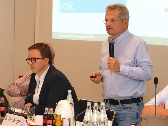 Dr. Andreas Hessberger, Vorstandsvorsitzender der KZV Berlin, bei seinem Vortrag