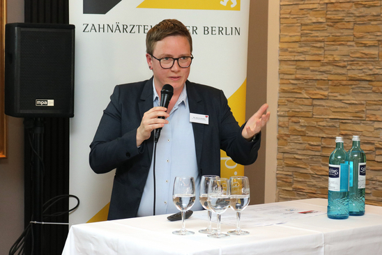 Zahnärzte im Dialog: Dr. Jana Lo Scalzo spricht zur elektronischen Patientenakte Dr. Jana Lo Scalzo, Vorstandsmitglied der KZV Berlin, bei ihrem Referat