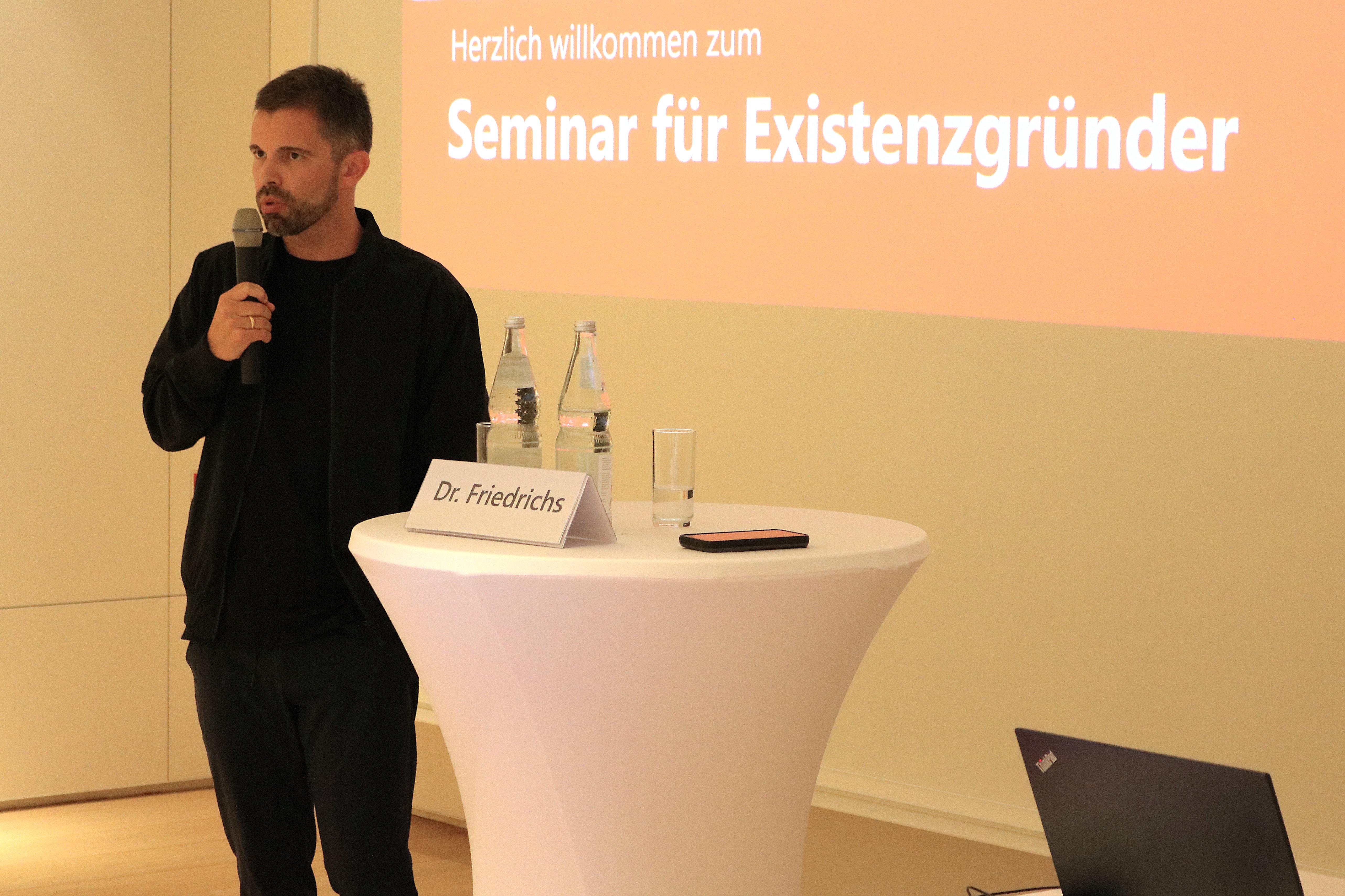 Dr. Daniel Friedrichs bei seinem Vortrag