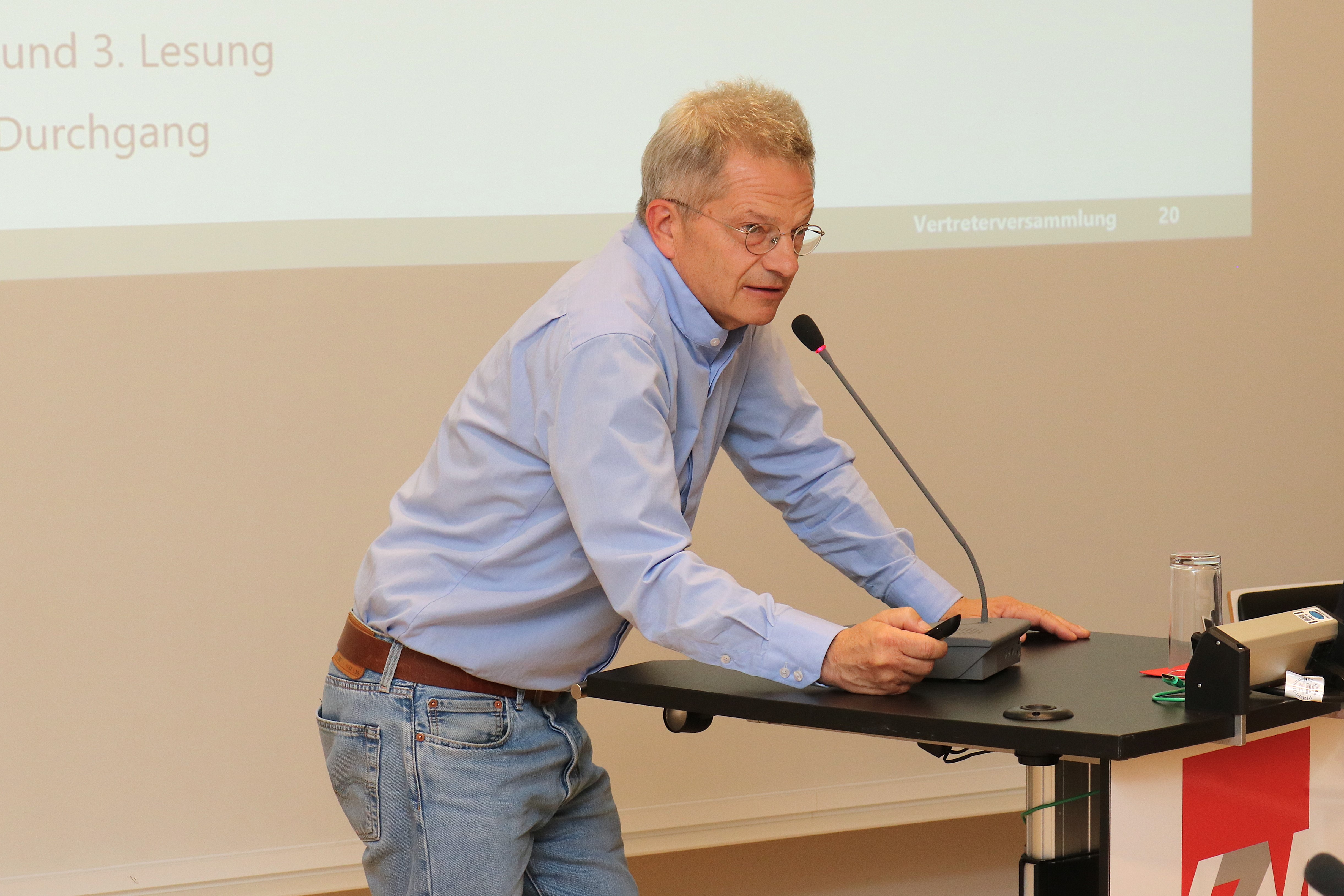 Dr. Hessberger, stellvertretender Vorstandsvorsitzender, bei seinem Vortrag