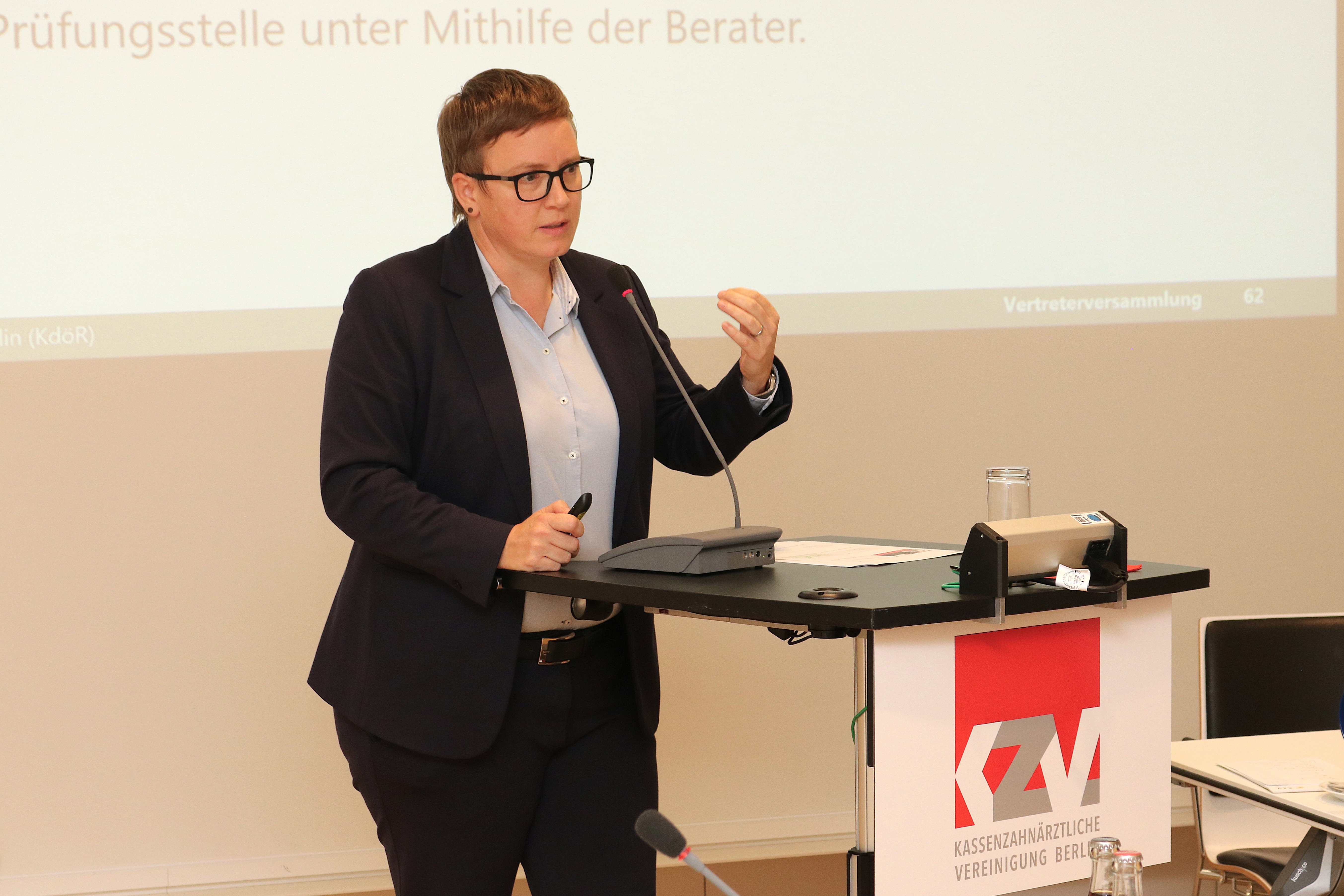 Dr. Jana Lo Scalzo, stellvertretendes Vorstandsvorsitzende, bei ihrem Referat